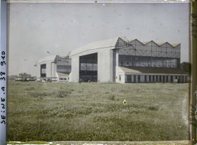 Image représentant Vue des deux hangars métalliques situés le long de la Route Nationale no 7.