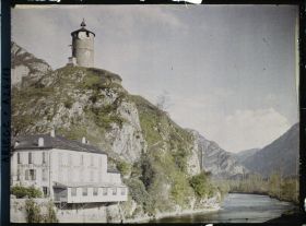 Image représentant L'Ariège vers l'amont et la tour du Castella