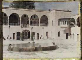 Image représentant La façade du Dar el-Harim depuis la cour du Dar el-Wousta dans le palais de l'émir Bachir Chihab