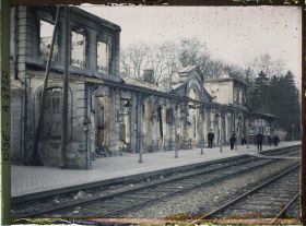Image représentant La gare vue de l'autre côté des voies