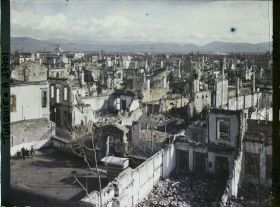 Image représentant Turquie, Smyrne, Incendie de Smyrne en Septembre 1922, Vue gle sur les Quartiers Grec, Italien et Arménien