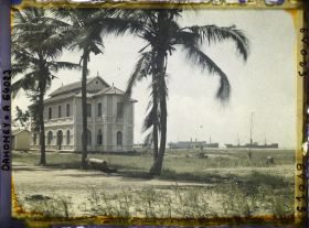 Image représentant Bureaux du port et bateaux arrivant sur le wharf