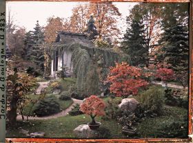 Image représentant Maison de thé dans un décor paysager automnal situé à l'est du " village japonais "