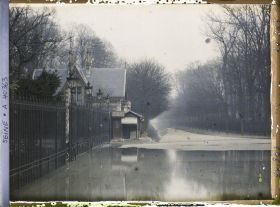 Image représentant Inondations à la grille d'entrée du bois de Boulogne, boulevard de Boulogne (actuel boulevard Anatole-France)