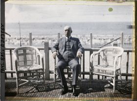 Image représentant Diplomate assis à une terrasse