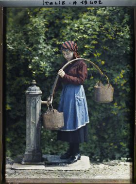 Image représentant Maria Carmignato (?) à la fontaine
