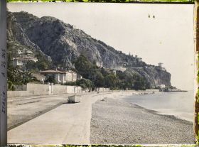 Image représentant Les falaises des Roches Rouges vues du territoire Français