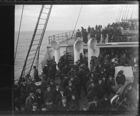 Image représentant Emigrants sur l'entrepont vers l'avant du navire