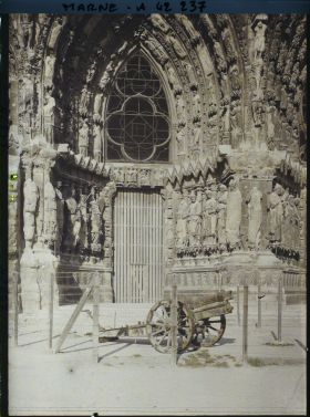 Image représentant France, Reims, Ligatures pour protéger les Statues des Saints (Cathédrale), portail gauche de la façade