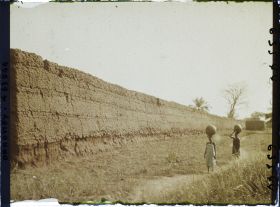 Image représentant Mur d'enceinte du palais privé (tata) de  null Guézo