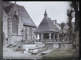 Image représentant A l'intérieur de l'enclos paroissial, l'église Saint-Jean-du-Doigt, le cimetière et l'oratoire