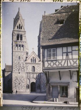 Image représentant France, Schlestadt, La façade de l'Eglise Ste Foy (Egl. Romane) et vieille maison au coin du Marché Vert : elle est en grès Comme la Vieille Eglise de Colmar