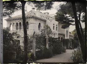Image représentant Allée longeant la façade nord de la villa Cypris, côté rue