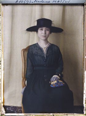 Image représentant https://musee-albert-kahn.s-museum.fr/home/NWQ2OTAwYzNmYjZlZTk1ZWQwODJmMjY4L2dlbmVyaWMtbm90aWNlLXRhYi9hdXRob3JpdHkvNjE3YTc5ZjVjZjhiODk2OGIzMzM3ZDIx/5d6900c3fb6ee95ed082f268/generic-notice-tab/authority/617a79ebcf8b8968b333735d Madame Keishiro Matsui