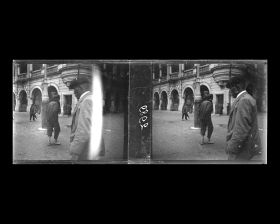 Image représentant Victoria, Central District. Scène de rue devant Queen's Building, à l'angle de Connaught Road à gauche et Ice House Street à droite