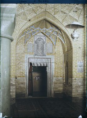 Image représentant L'intérieur du tombeau supposé d'Esdras ou Ezra, grand prêtre juif à la cour de Perse, au Ve siècle avant J.-C.