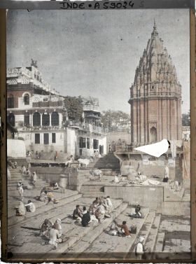 Image représentant Pèlerins et vaches sacrées sur les ghats