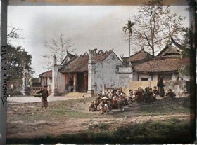 Image représentant Un groupe de villageois (principalement des enfants) assis devant le temple bouddhique, dit " Pagode de l'abattoir "