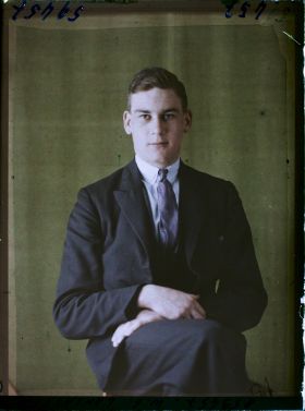 Image représentant https://musee-albert-kahn.s-museum.fr/home/NWQ2OTAwYzNmYjZlZTk1ZWQwODJmMjY4L2dlbmVyaWMtbm90aWNlLXRhYi9hdXRob3JpdHkvNjE3YTc5ZjVjZjhiODk2OGIzMzM3ZDIx/5d6900c3fb6ee95ed082f268/generic-notice-tab/authority/617a79ebcf8b8968b33370af Monsieur William Edward Lancaster