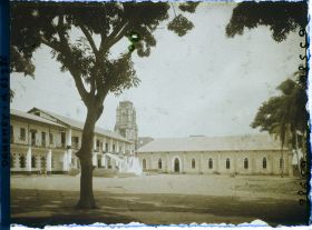 Image représentant La mission catholique (l'école, les habitations des pères et l'église)