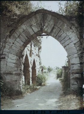 Image représentant France, Coucy-le-Château, Entrée du Château vue intérieure