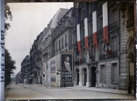 Image représentant Immeuble décoré de drapeaux au 129 de l'avenue des Champs-Elysées