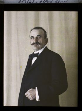 Image représentant Monsieur  https://musee-albert-kahn.s-museum.fr/home/NWQ2OTAwYzNmYjZlZTk1ZWQwODJmMjY4L2dlbmVyaWMtbm90aWNlLXRhYi9hdXRob3JpdHkvNjE3YTc5ZjVjZjhiODk2OGIzMzM3ZDIx/5d6900c3fb6ee95ed082f268/generic-notice-tab/authority/617a79ebcf8b8968b3336fdb Alfred Kahn