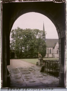 Image représentant L'église vue du porche du logis principal du château qui donne sur l'avant-cour