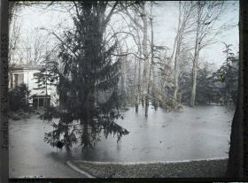 Image représentant la grande pelouse inondée et en partie gelée