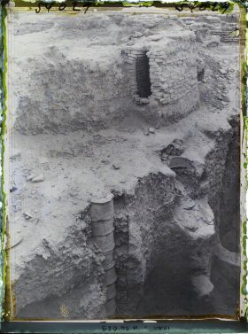 Image représentant Entrée d'un tombeau et canalisation d'eau verticale ?