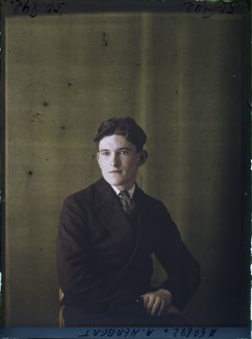 Image représentant Monsieur  https://musee-albert-kahn.s-museum.fr/home/NWQ2OTAwYzNmYjZlZTk1ZWQwODJmMjY4L2dlbmVyaWMtbm90aWNlLXRhYi9hdXRob3JpdHkvNjE3YTc5ZjVjZjhiODk2OGIzMzM3ZDIx/5d6900c3fb6ee95ed082f268/generic-notice-tab/authority/617a79ebcf8b8968b3336ef5 A. Herbert