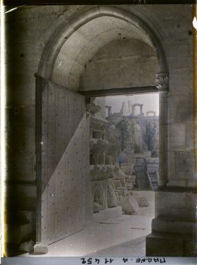 Image représentant Porte donnant sur la cour du palais du Tau (ancien palais archiépiscopal)
