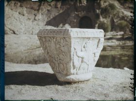Image représentant Chapiteau sassanide exposé dans le jardin aménagé devant les grottes (déesse Anahita ou dieu Mithra ?)