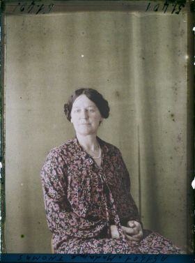 Image représentant https://musee-albert-kahn.s-museum.fr/home/NWQ2OTAwYzNmYjZlZTk1ZWQwODJmMjY4L2dlbmVyaWMtbm90aWNlLXRhYi9hdXRob3JpdHkvNjE3YTc5ZjVjZjhiODk2OGIzMzM3ZDIx/5d6900c3fb6ee95ed082f268/generic-notice-tab/authority/617a79ebcf8b8968b33378b4 Madame Thomas