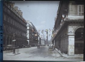 Image représentant La rue Castiglione décorée de drapeaux pour les fêtes de la Victoire des 13 et 14 juillet, vue de la rue de Rivoli