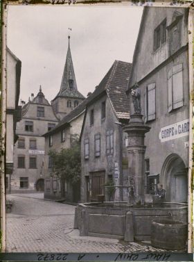 Image représentant France, Turkeim, Vue d'ensemble avec l'Hôtel de Ville ; fontaine au 1er plan à droite