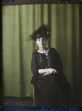 Image représentant https://musee-albert-kahn.s-museum.fr/home/NWQ2OTAwYzNmYjZlZTk1ZWQwODJmMjY4L2dlbmVyaWMtbm90aWNlLXRhYi9hdXRob3JpdHkvNjE3YTc5ZjVjZjhiODk2OGIzMzM3ZDIx/5d6900c3fb6ee95ed082f268/generic-notice-tab/authority/617a79ebcf8b8968b3337655 Madame Reboul