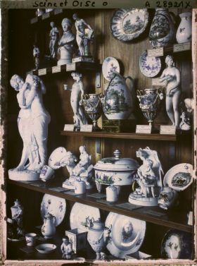 Image représentant Vitrine des collections de porcelaines du musée de Sèvres