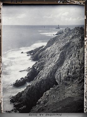Image représentant Devant la Pointe du Raz, le phare de la Vieille et la tourelle de la Plate