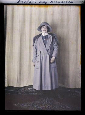 Image représentant https://musee-albert-kahn.s-museum.fr/home/NWQ2OTAwYzNmYjZlZTk1ZWQwODJmMjY4L2dlbmVyaWMtbm90aWNlLXRhYi9hdXRob3JpdHkvNjE3YTc5ZjVjZjhiODk2OGIzMzM3ZDIx/5d6900c3fb6ee95ed082f268/generic-notice-tab/authority/617a79ebcf8b8968b3337b65 Lady Aimée Michelham en tenue d'infirmière