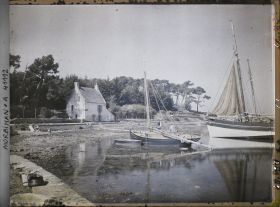 Image représentant Un voilier du Croisic à voile brune et un autre petit bateau