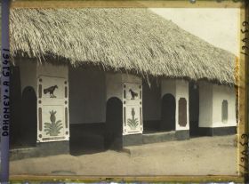 Image représentant Entrée du palais (singbo) de  null Guézo