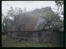 Image représentant Toiture de chaume et de toile ondulée