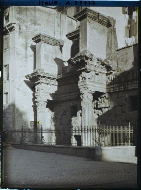 Image représentant Partie de colonnade encastrée dans des maisons rue de la croce bianca