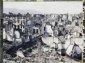 Image représentant Vue générale sur le "quartier des quais" en ruines