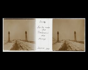 Image représentant Ming Shisanling ("Treize Tombeaux des Ming"). Les deux "colonnes d'où l'on voit au loin" (wangzhu), à 250 m au nord du Beiting ("pavillon de la Stèle")