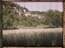 Image représentant France, Domme, La Roque Gageac groupe de maisons en amont seigle au 1er plan