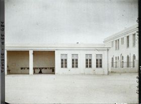 Image représentant La cour de l'école primaire du quartier de Moulinville