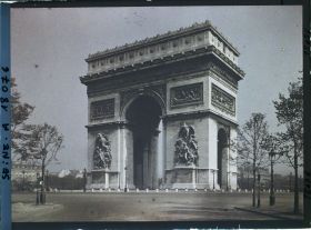 Image représentant L'arc de Triomphe place de l'Etoile vu de l'avenue Foch