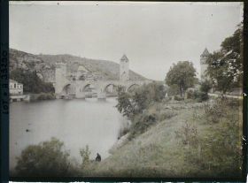 Image représentant France, Cahors, Le pont Valentré vu de la rive droite du Lot vers l'aval